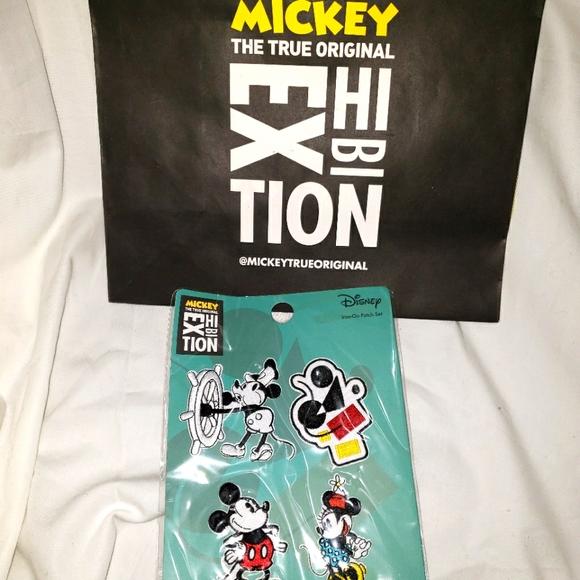 MICKEY THE TRUE ORIGINAL NYC EXHIBIT SET OF IRON-ON PATCHES DISNEY 2018 green - Picture 3 of 7